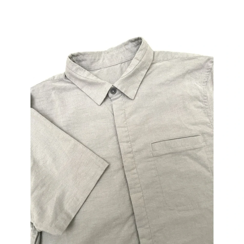 Lululemon On Time Short Sleeve Button Up Shirt Mens XS Gray Hidden Button Oxford